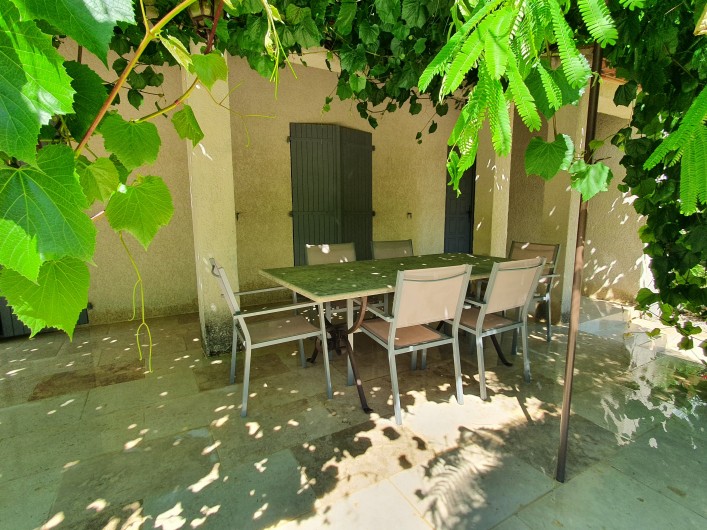 Location de vacances - Maison - Villa à Méthamis - terrasse ombragéé villa
