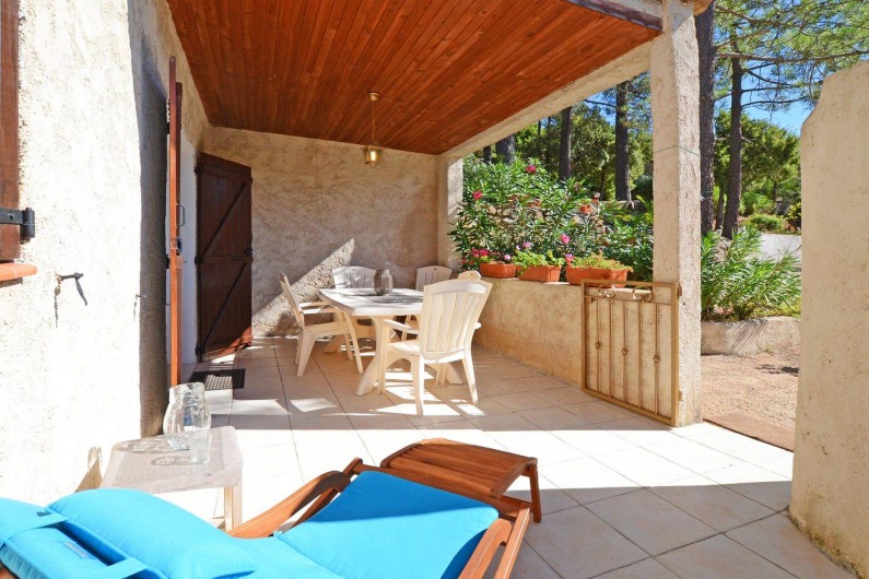 Location de vacances - Villa à Porto-Vecchio - GRANDE TERRASSE COUVERTE villa 1 ou 2