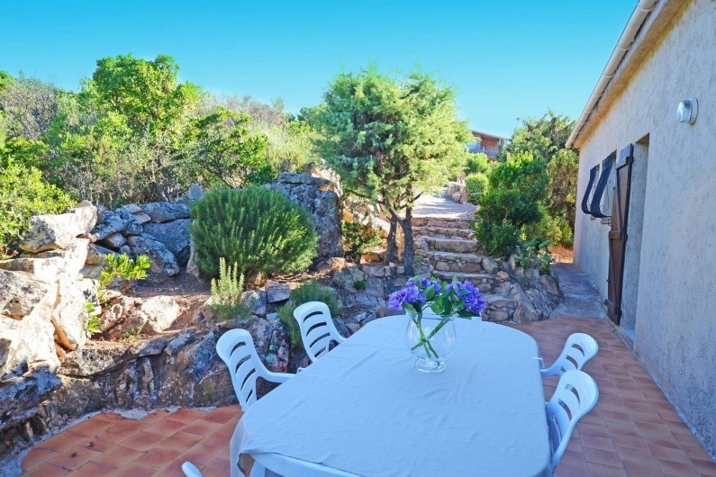 Location de vacances - Villa à Porto-Vecchio - TERRASSE AVEC BARBECUE ET DOUCHE EXT AVEC EAU CHAUDE grande villa