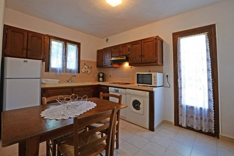 Location de vacances - Villa à Porto-Vecchio - CUISINE TOUT EQUIPEE grande villa