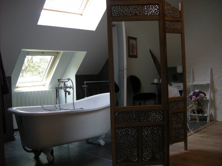 Location de vacances - Chambre d'hôtes à Messas - LE CLOS DE LA VIGNERONNE/ SDB OUVERTE_BAIGNOIRE ILOT_CHAMBRE REINE BLANCHE