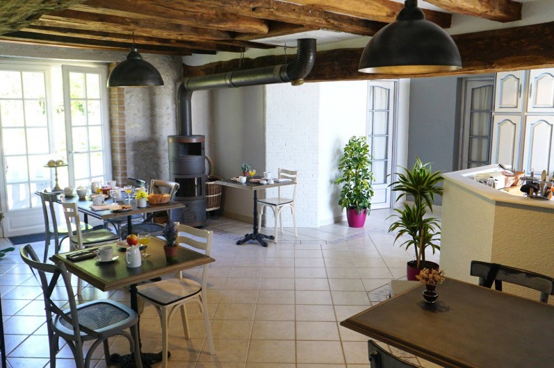 Location de vacances - Chambre d'hôtes à Messas - LE CLOS DE LA VIGNERONNE/ SALLE PETIT_DEJEUNERS-CUISINE COMMUNE