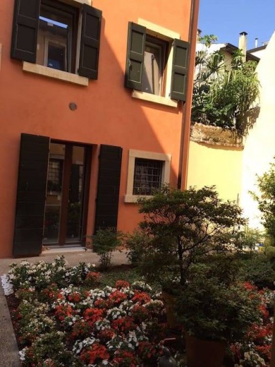 Location de vacances - Appartement à Vérone - Le Petit Coin Caché et son petit jardin