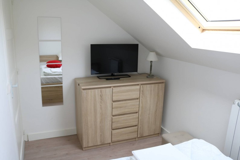 Location de vacances - Appartement à Aix-les-Bains - la chambre parents avec tv et miroir