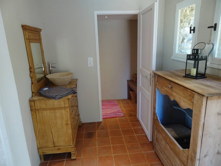 Location de vacances - Mas à Uzès - salle d'eau du poolhouse