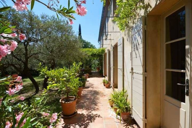 Location de vacances - Mas à Uzès - façade arrière de la maison