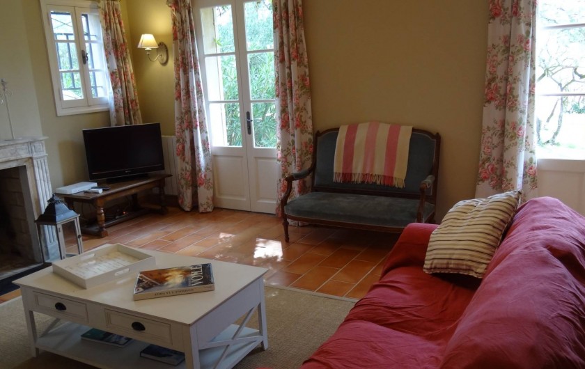 Location de vacances - Mas à Uzès - Salon TV