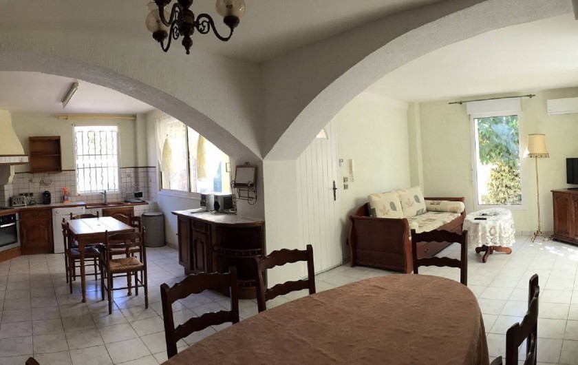 Location de vacances - Gîte à Béziers - SALON Salle à manger et cuisine gîte