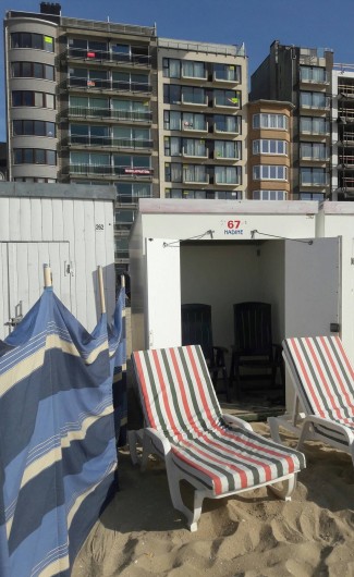 Location de vacances - Appartement à La Panne - Cabine de plage avec matériel inclus : 2 transats, 2 chaises, 1 auvent