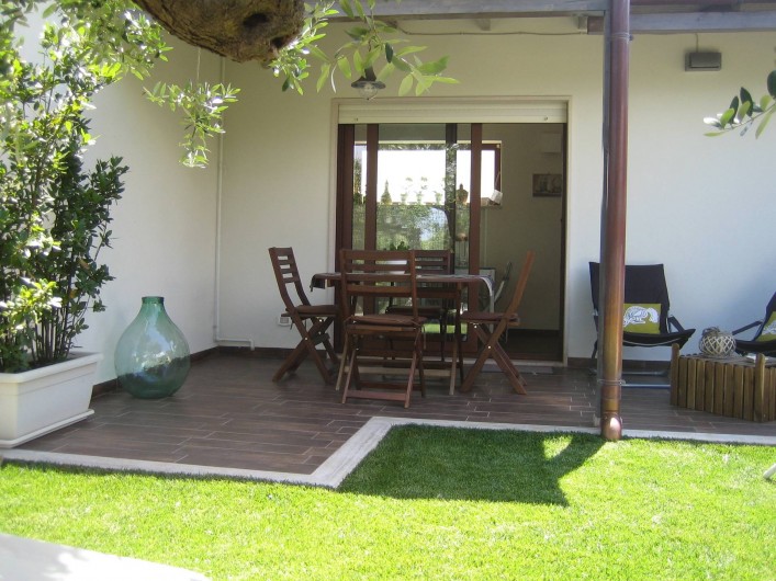 Location de vacances - Maison - Villa à Alberobello - Terrasse et porte fenetre de la cuisine
