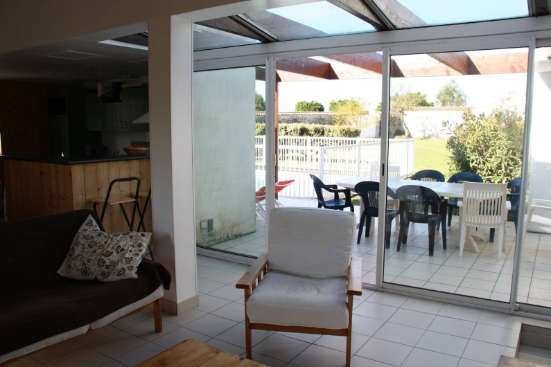 Location de vacances - Maison - Villa à Sainte-Marie-de-Ré - Séjour donnant sur la terrasse