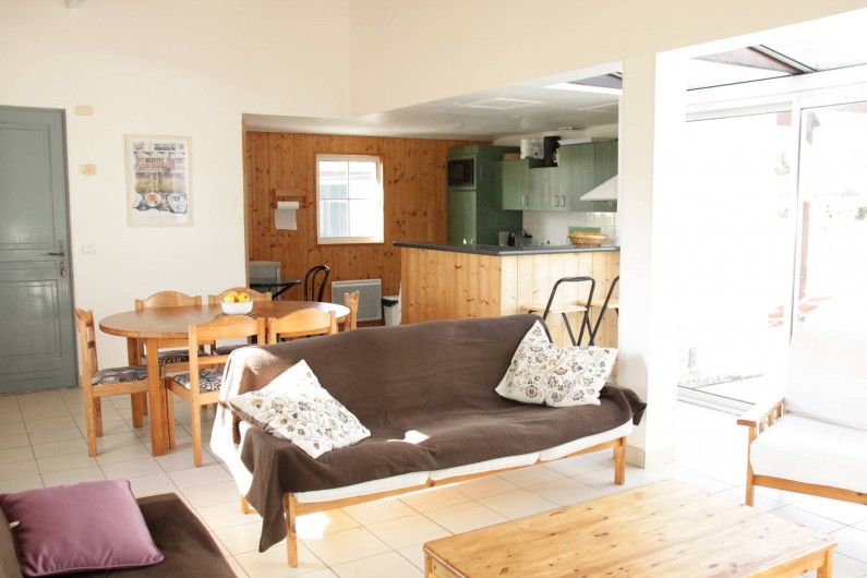 Location de vacances - Maison - Villa à Sainte-Marie-de-Ré - Séjour donnant sur salle à manger et cuisine ouverte
