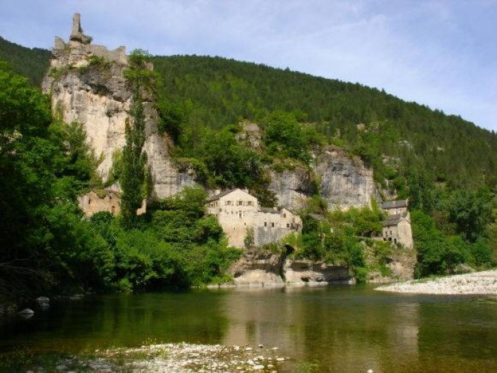 Location de vacances - Camping à Castelbouc - le hameau de Castelbouc et les ruines du château