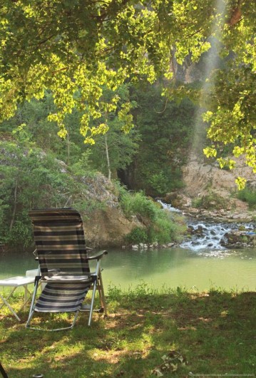 Location de vacances - Camping à Castelbouc - La source de Castelbouc visible depuis le camping