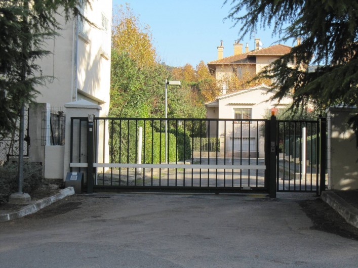 Location de vacances - Appartement à Draguignan - L'entrée sécurisé dans la résidence
