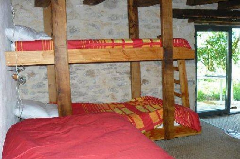 Location de vacances - Gîte à Lentillac-du-Causse - la chambre des enfants avec 4 lits, salle de bain et wc indépendants