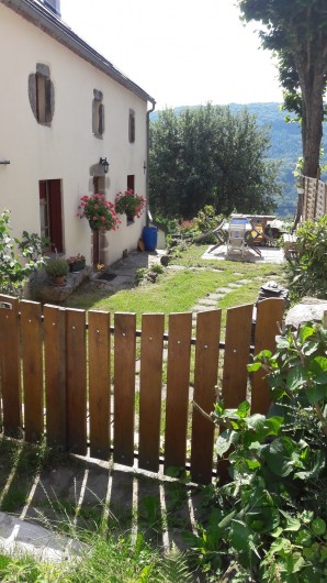 Location de vacances - Gîte à Menat - vu sur l entré du gite en été.