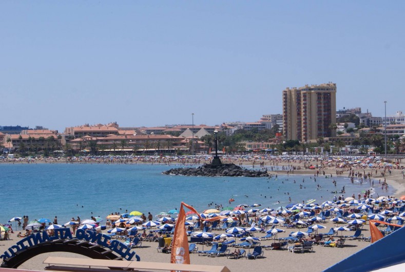 Location de vacances - Appartement à Los Cristianos - La plage de gauche vers Las Américas