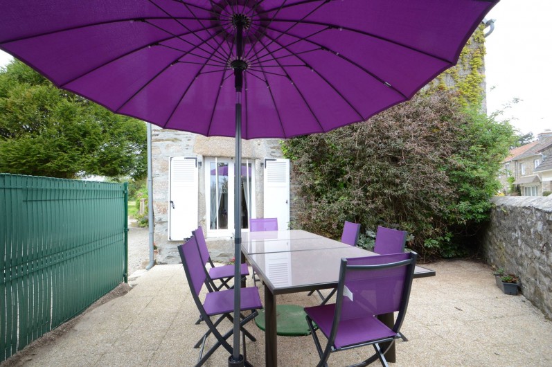 Location de vacances - Gîte à Quettehou - salon de jardin sur la terrasse privative.