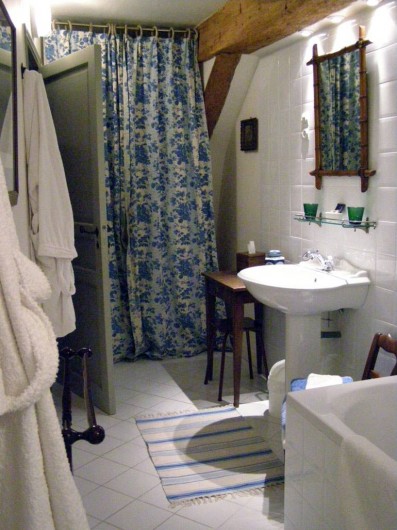 Location de vacances - Chambre d'hôtes à Vauciennes - salle de bain de la suite familiale du 2ème étage