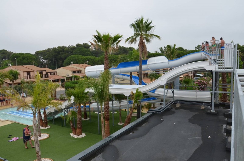 Location de vacances - Maison - Villa à Portiragnes Plage - Vue piscine avec toboggans