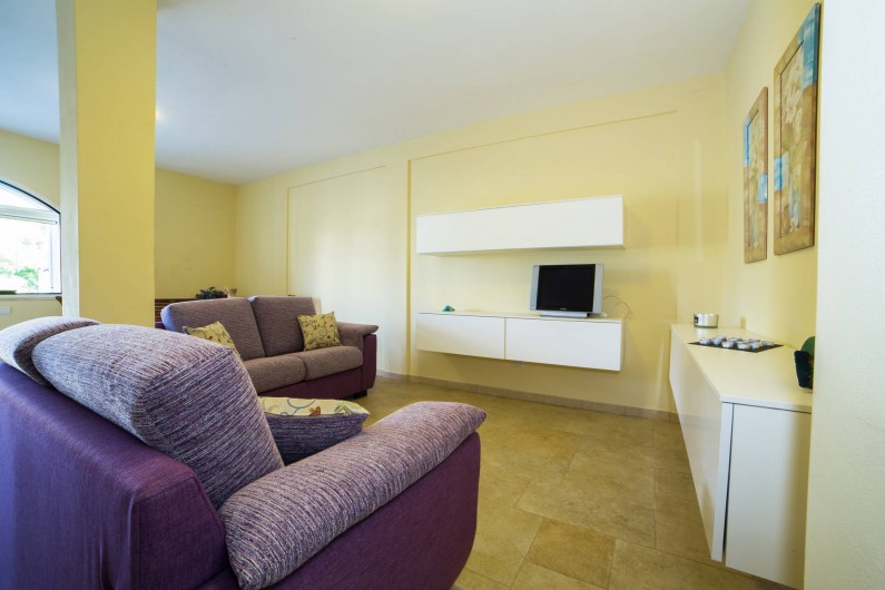 Location de vacances - Appartement à Pescoluse - Profitez-vous de la large  salle pour se détendre et regarder la télé