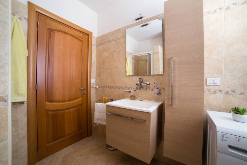 Location de vacances - Appartement à Pescoluse - Il y a: cuvette, bidet, douche et machine à laver.
