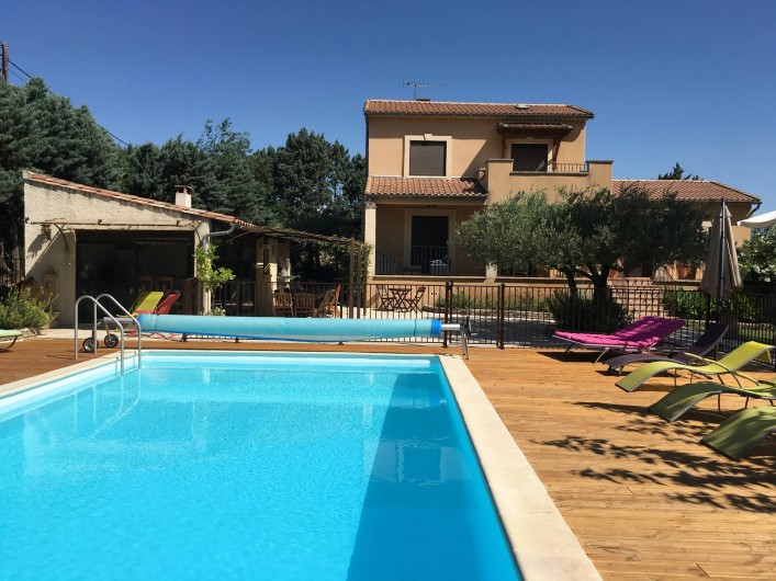 Location de vacances - Villa à Vézénobres - panoramique villa, pool house, piscine avec sa plage bois