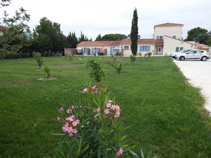 Location de vacances - Chambre d'hôtes à Ortaffa - Jardin côté parking