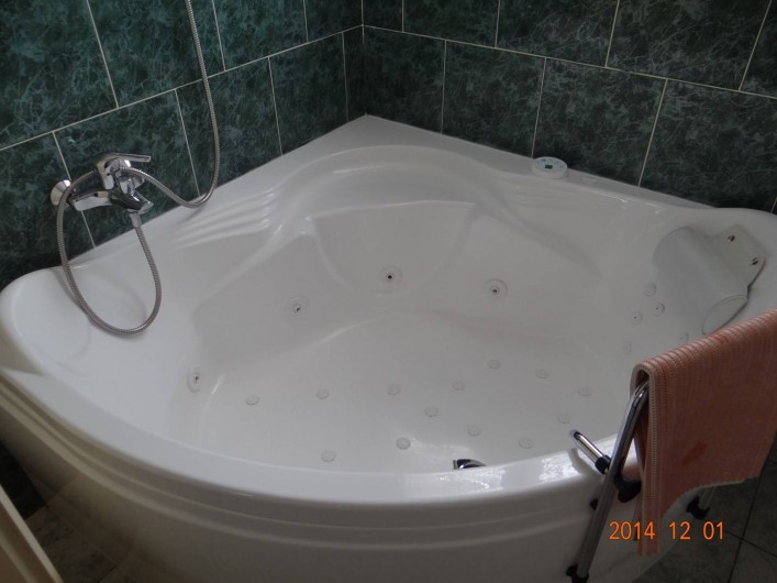 Location de vacances - Chambre d'hôtes à Ortaffa - Salle de bain suite familiale : baignoire balnéo