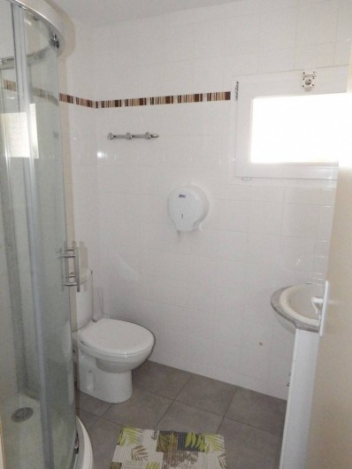 Location de vacances - Chambre d'hôtes à Ortaffa - Salle de bain chambre n°3