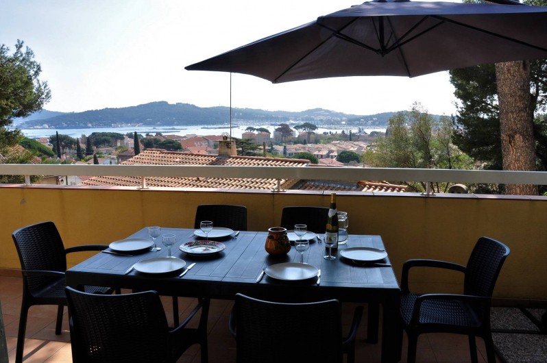 Location de vacances - Villa à Tamaris - Terrasse sud vue sur la presqu'île de Saint Mandrier