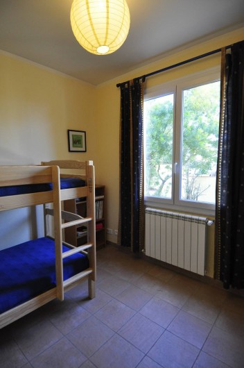 Location de vacances - Villa à Tamaris - Chambre jaune vue sur jardin côté est