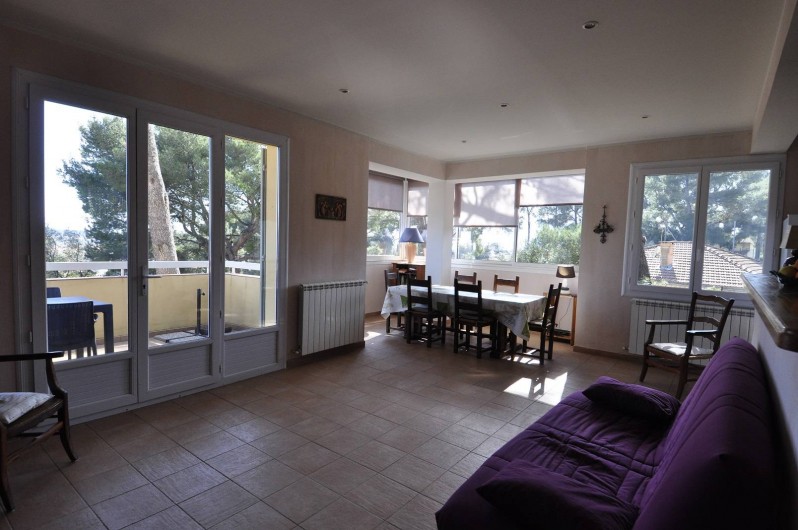 Location de vacances - Villa à Tamaris - Séjour accès terrasse et vue sur la  pinède à l'ouest