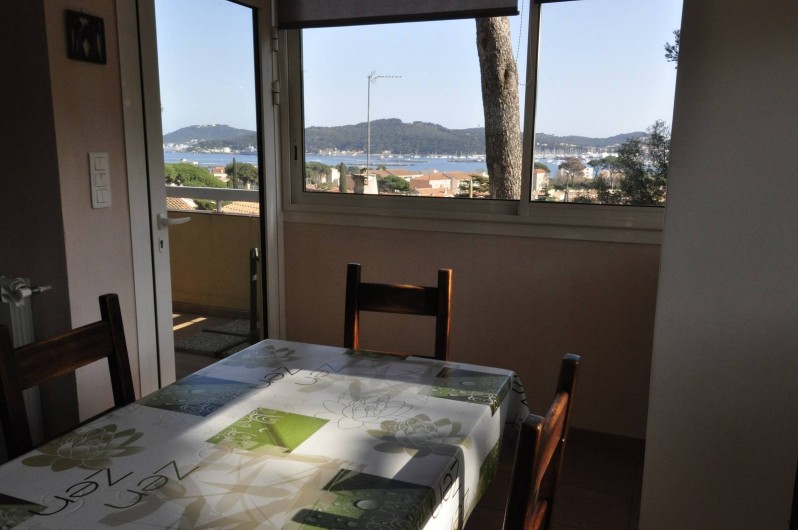 Location de vacances - Villa à Tamaris - Côté repas avec vue sur mer