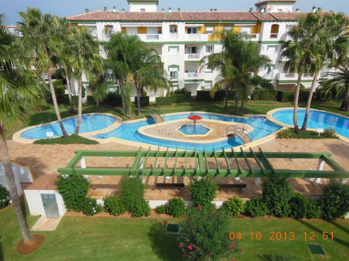Location de vacances - Appartement à Dénia - Les piscines et le jardin vus d'un atico