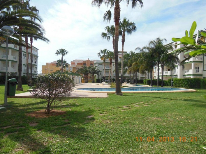 Location de vacances - Appartement à Dénia - le jardin toujours agréable même en Avril