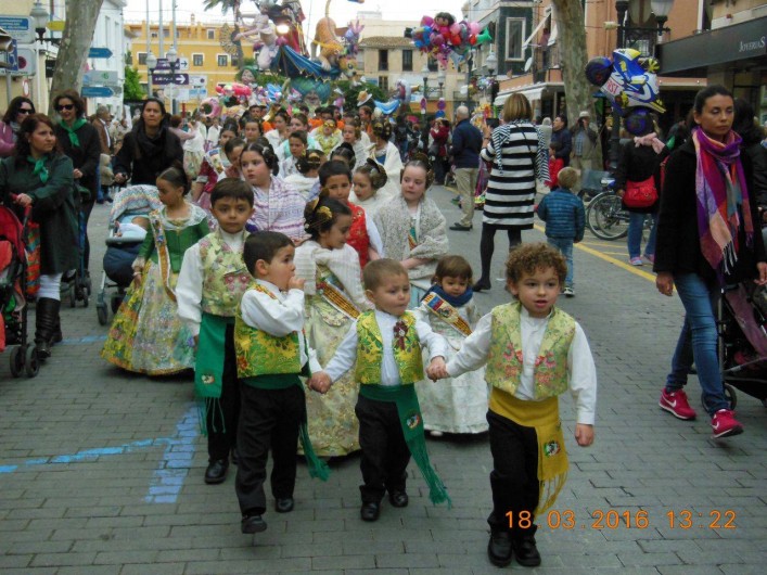 Location de vacances - Appartement à Dénia - Dénia le défilé des enfants  dans leurs costumes multicolors