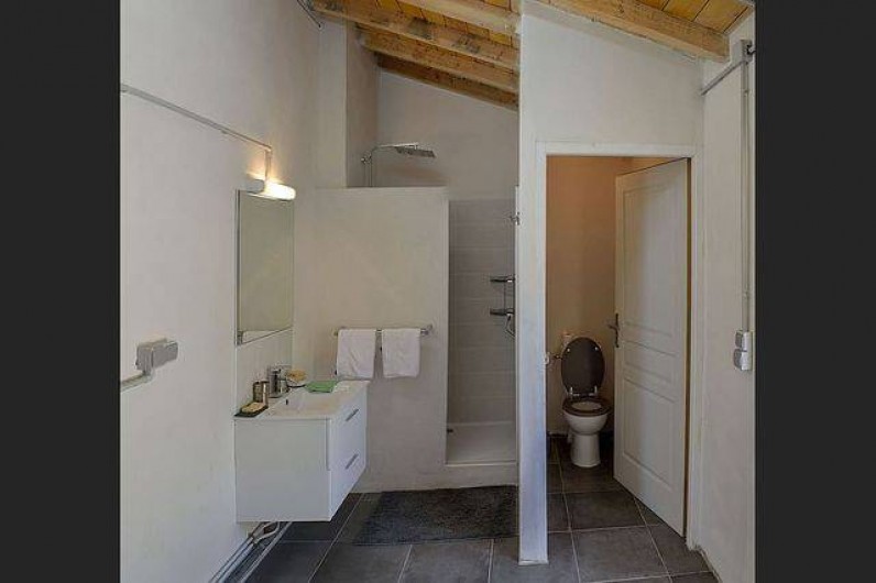 Location de vacances - Roulotte à Pernes-les-Fontaines - Salle d'eau : douche, lavabo, WC attenant à l'espace jacuzzi