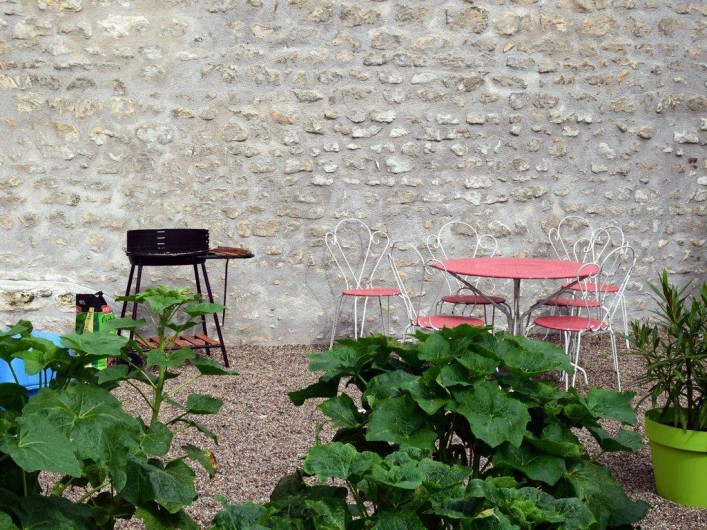 Location de vacances - Appartement à Pouilly-sur-Loire - Terrasse avec barbecue et parasol