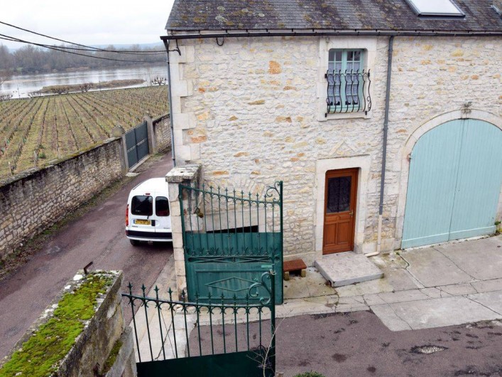 Location de vacances - Appartement à Pouilly-sur-Loire - Entrée de la cour et porte entrée du gîte