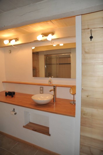 Location de vacances - Gîte à Corn - salle de bain au rez de jardin