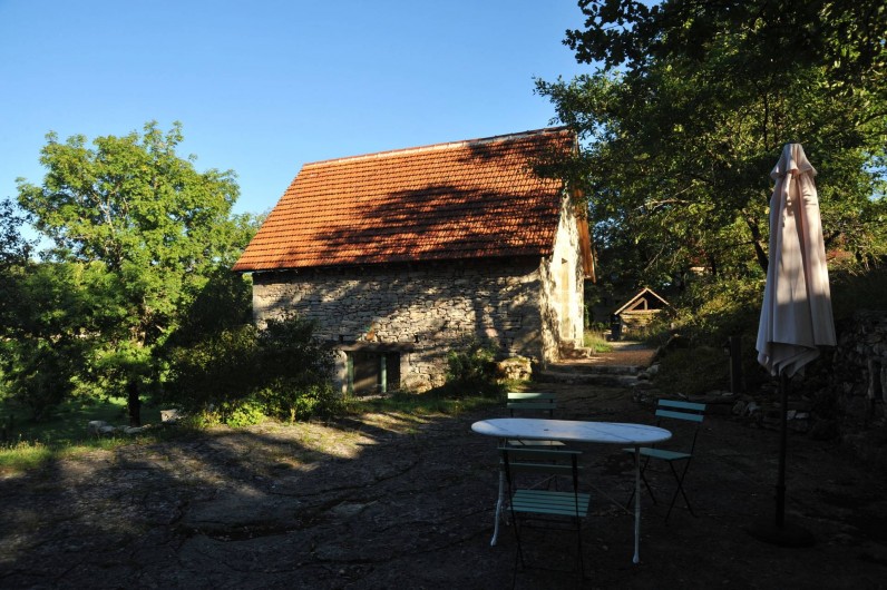 Location de vacances - Gîte à Corn - vue de la grangette- porte de la chambre