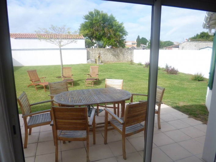 Location de vacances - Villa à Ars-en-Ré - Jardin, terrasse vus du séjour
