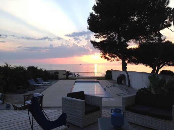 Location de vacances - Villa à La Flotte - Lever de soleil vu du salon cuisine et 2 chambres