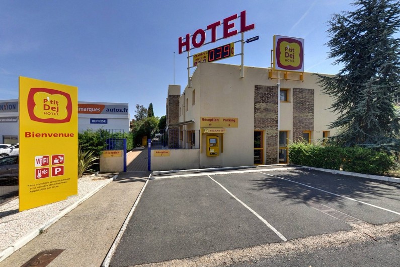 Location de vacances - Hôtel - Auberge à Villeneuve-lès-Béziers - Parking minute + facade Hotel