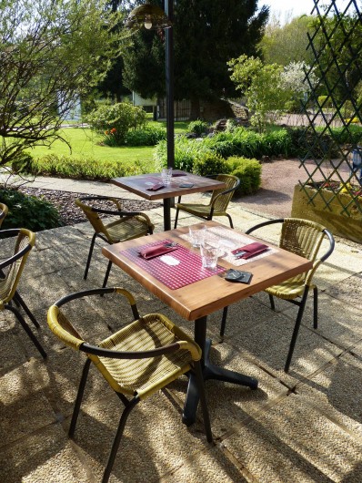 Location de vacances - Camping à Langres - Manger en terrasse aux beaux jours