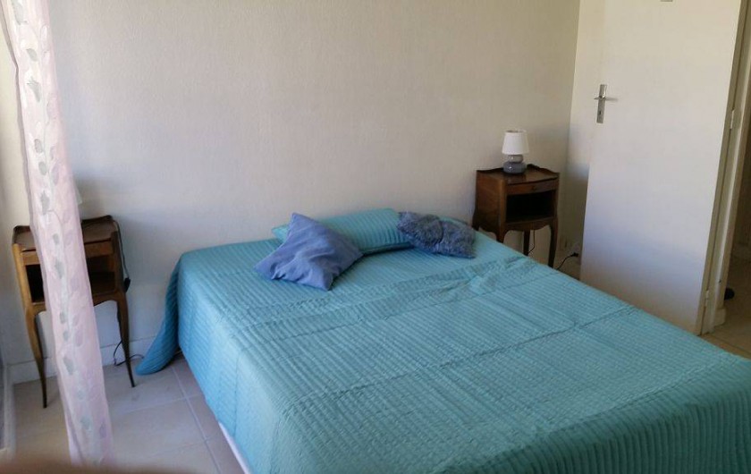 Location de vacances - Appartement à Perros-Guirec - chambre avec un lit en 140 X 190