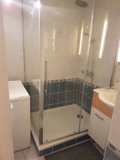 Location de vacances - Appartement à Perros-Guirec - salle d'eau avec grande douche