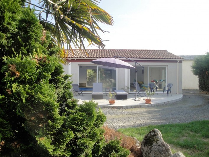 Location de vacances - Chambre d'hôtes à Saint-André-de-la-Marche - Terrasse de la piscine et jardin d'agrément